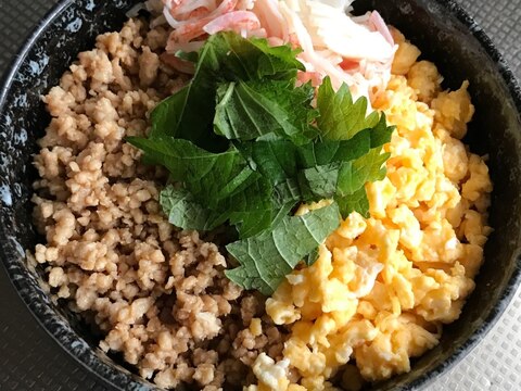 寿司飯で四色丼